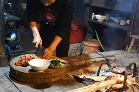 小江视频：这是我吃过最辣的酸肉，做法虽然简单粗暴却香味飘满屋