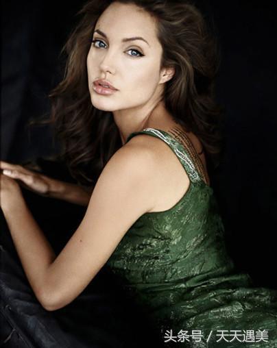 厚嘴唇在欧美确实非常挺吃香,而且不管是什么样的形状,安吉丽娜朱莉就