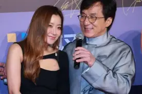 64岁成龙与好友见面分外激动，手搂金喜善还要贴脸热聊!视频封面