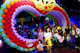 气球海洋五彩缤纷 开启六一欢乐时光图片