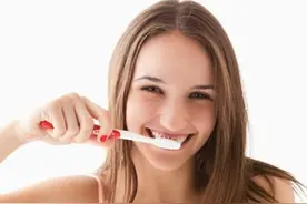 不刷牙引发七大健康问题 日常刷牙三大误区图片