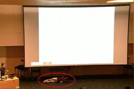 恶作剧!美大学生幕布后装睡坠地引哄堂大笑图片