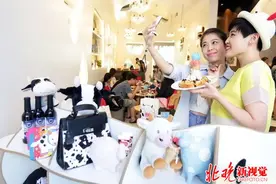 品加拿大奶牛冰激凌降温感受奶牛文化图片