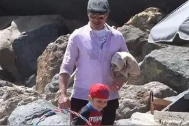 钢铁侠唐尼带着儿子海滩玩耍 儿子痴迷蜘蛛侠图片