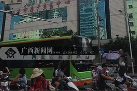 南宁女子因感情纠纷在房产大厦楼顶欲跳楼 已脱险图片