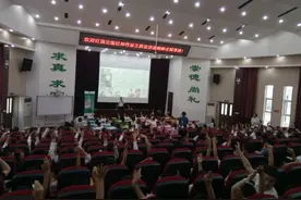 《屠呦呦：理想治愈世界》新书宁波发布 受读者热捧图片