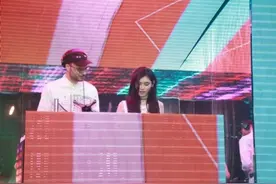 奚梦瑶压轴走秀 跨界变身DJHigh翻全场图片