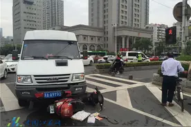 骑到马路中间绿灯变红灯 老夫妻被撞动弹不得图片