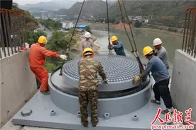 金沙江大桥特大吨位减隔震支座安装完成图片