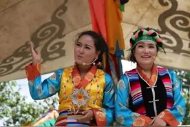 网红 | 这两个藏族女孩的视频在朋友圈刷屏，原来是因为她们会说图片