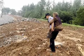 12小时搜寻 从泥潭中背出85岁的老人图片