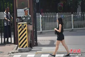 北京：小区保安穿军装站岗 戴作训帽佩校官军衔（图)图片
