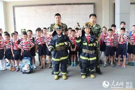 5名天门消防叔叔陪伴50个留守孩子过“六一”图片