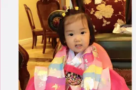 凤凰传奇玲花给女儿PO了近照 穿着粉色的韩服图片