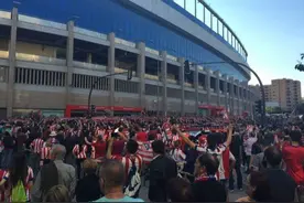 马竞球迷聚集卡尔德隆 高唱西蒙尼请留下图片