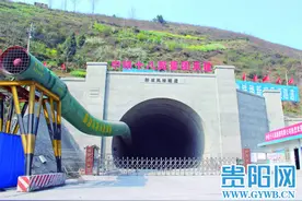 渝黔铁路新凉风垭隧道贯通 奠定明年底通车基础图片