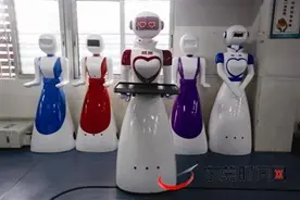 今天东莞人的儿童节很特别！美女机器人地铁站派糖图片