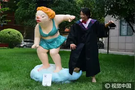 郑州：大学举办毕业雕塑展，学生神模仿乐此不疲图片