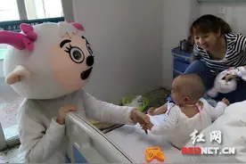 南华大学志愿者扮喜羊羊 陪患儿过“六一”图片