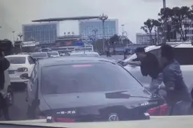昆明街头民警毒贩上演追逐战鸣枪、甩棍砸车，场面惊心动魄！图片
