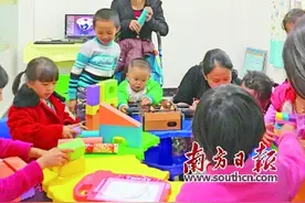 “代职父母”送温暖 留守儿童不孤单图片