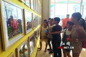 玩爆裂飞车 看妈妈送的绘本图片