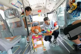 重庆公交驾驶员打造童趣车厢 卡通小鸟金鱼玩具逗乐小朋友图片