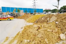 运泥土抗法前山街道坚决清拆在排洪渠上违法建练车场图片