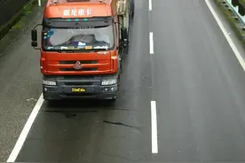 我可是第一次听说，给这大货车加油后开溜了！图片