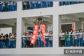 广东惠州高中无人机带领千人“喊楼”，助威高考图片