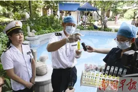 南宁对游泳场所卫生检查 一小区游泳池被停业整改图片