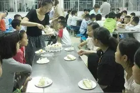 天门小学：“六一”集体生日温暖留守儿童图片