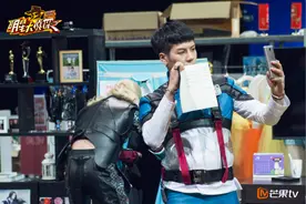 《明星大侦探》王嘉尔变身“美队” 狂自拍遭吐槽图片