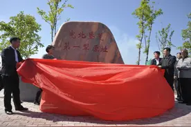 完北垦荒第一犁纪念碑在八五二农场落成图片