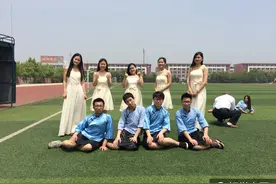 山东日照：男生穿民国学生装反串女生毕业照，青春搞笑无极限图片