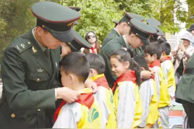 解放军叔叔给我们戴上红领巾啦！图片