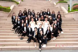 “最美新娘”！青大男生穿婚纱拍毕业照图片