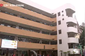 愤怒！男子持刀跟踪猥亵10岁女童，被抓后还狡辩是在"开玩笑"！图片