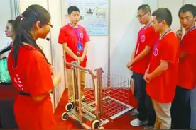 大学生发明折叠升降小车 解决快递小哥的三大难题图片