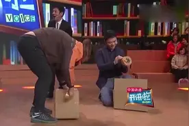 京东老总刘强东和女员工比赛包装快递盒子，结局亮了！主持人笑了视频封面