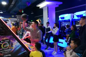 万达电玩城超乐篮球争霸赛美女卖力解说小伙238分的成绩勇夺第一