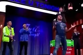 托尼贾表演“凌空回旋踢”，吴京的表情亮了！真是太牛了视频封面
