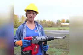 美女展示超级手提电钻！视频封面