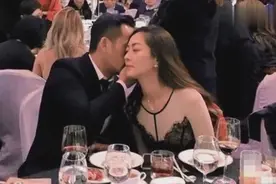 洗米华后宫起火惊魂未定，又被曝酒桌贴面日本女模