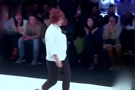 胖女也有T台梦，贾玲T台秀气场爆棚！其他模特被秒成渣！视频封面