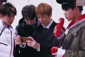 三小只练舞，王源的小辫子好可爱，千玺的红色水杯也太好看了吧！