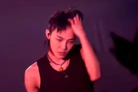 GD权志龙当兵左手受伤 包扎照曝光