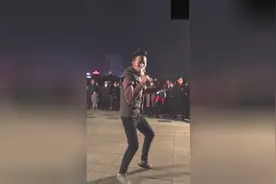 街头艺人，现场表演自创歌曲，灵魂都想跟这节奏了！视频封面