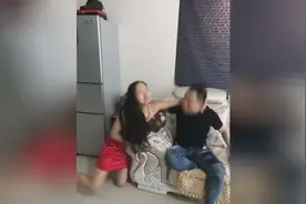 美女和老公在家玩游戏，还没打美女，美女拿着盆子使劲打老公视频封面