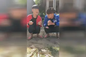 小伙子问朋友辣条是什么味，小伙的回答把朋友给坑了